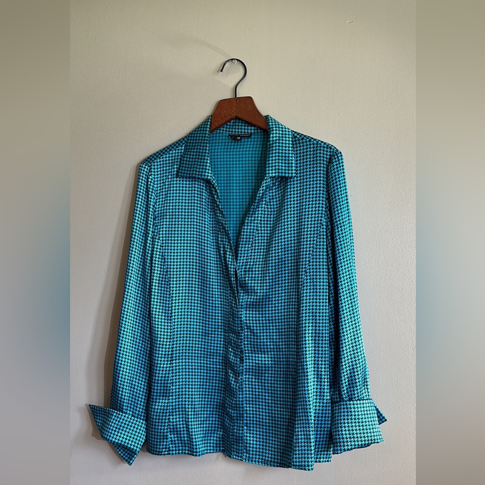This is a silk button down like brand new size large